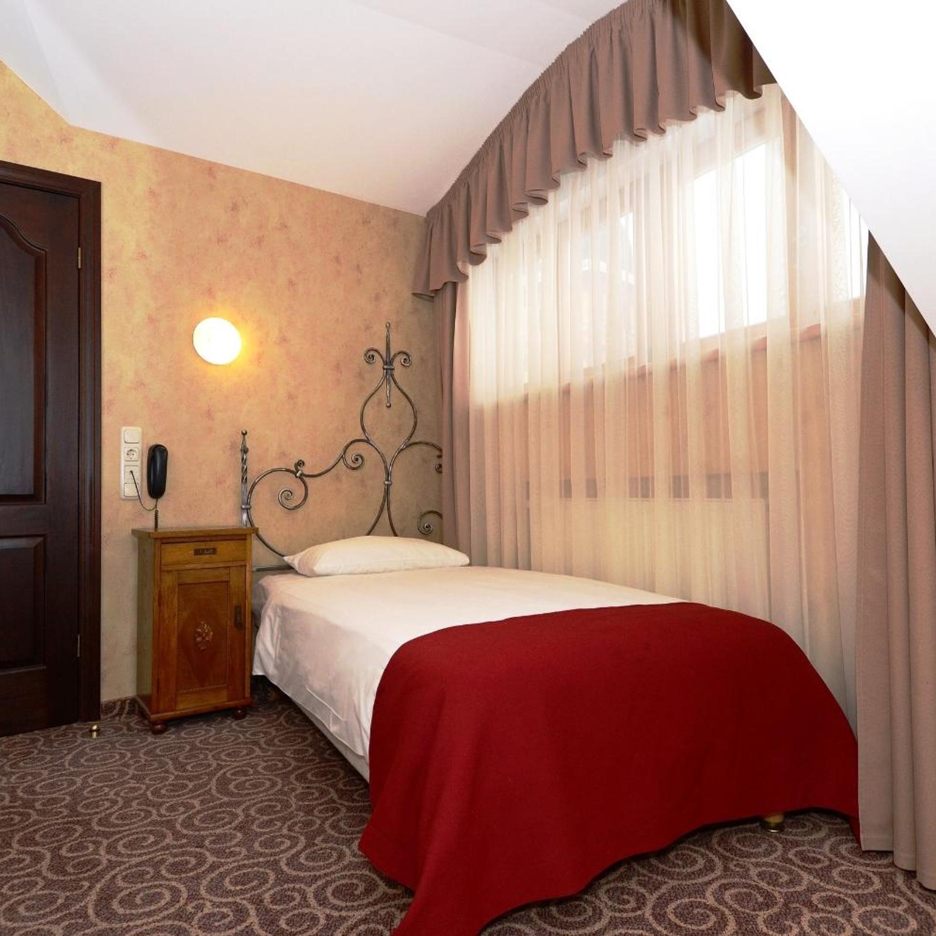 ROOM, SINGLE