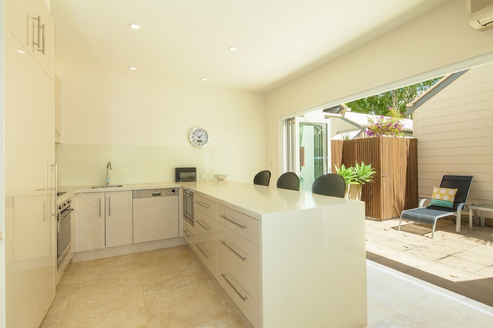 NOOSA ENTRANCE WATERFRONT RESORT 38/80