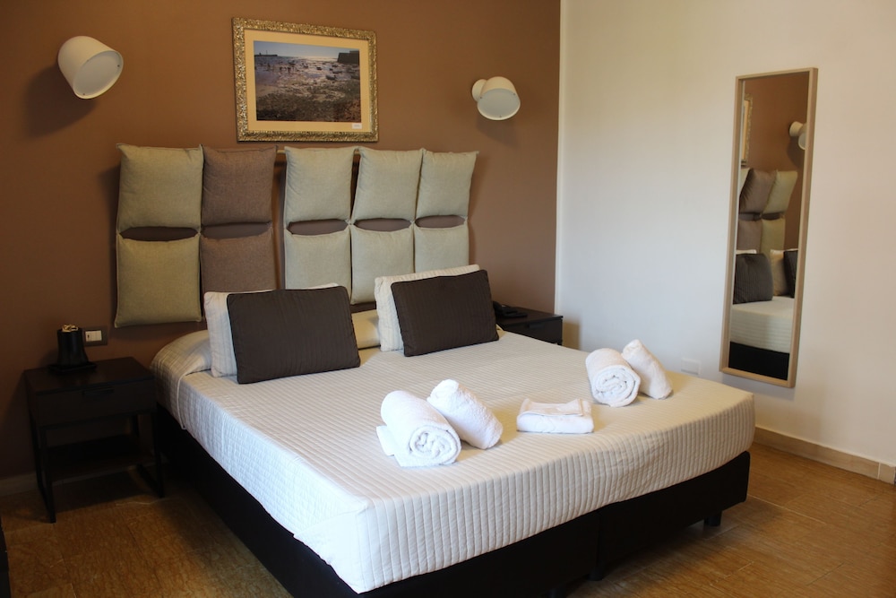 ROOM, DOUBLE OR TWIN BED
