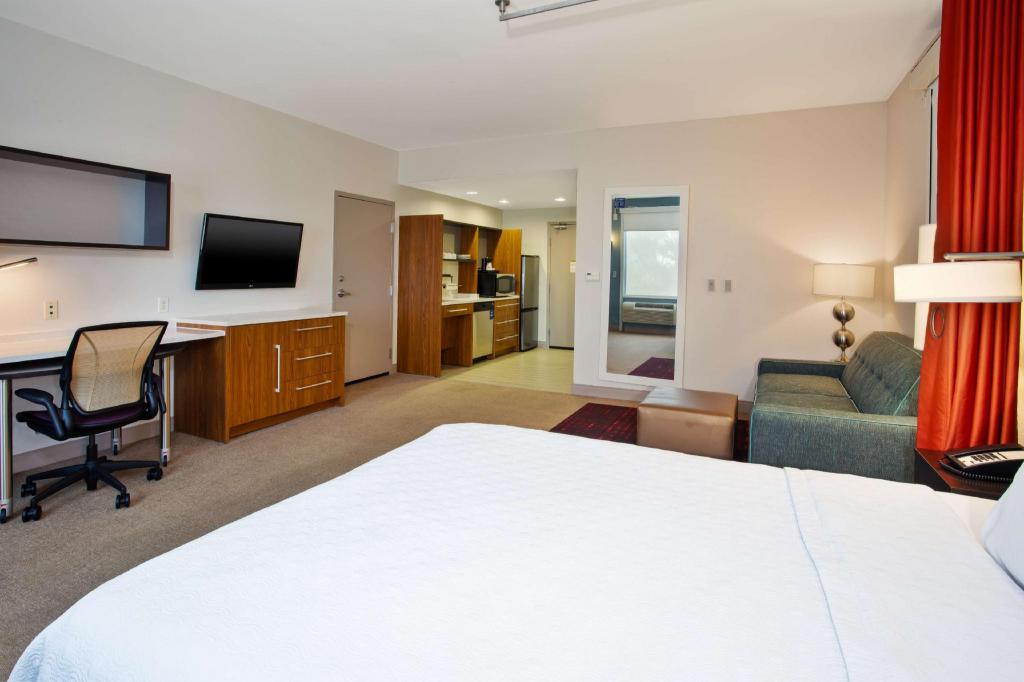 Studio, Queen Bed, Sofa, Accessible