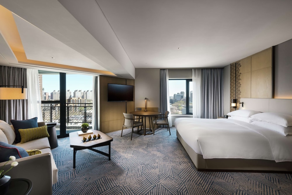 JUNIOR SUITE, KING BED