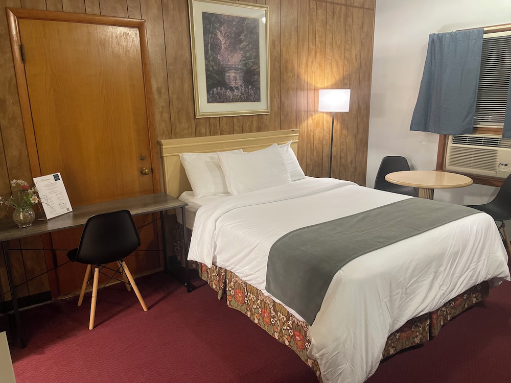 Hotel O Hillcrest Norton KS Hwy 36 15/43
