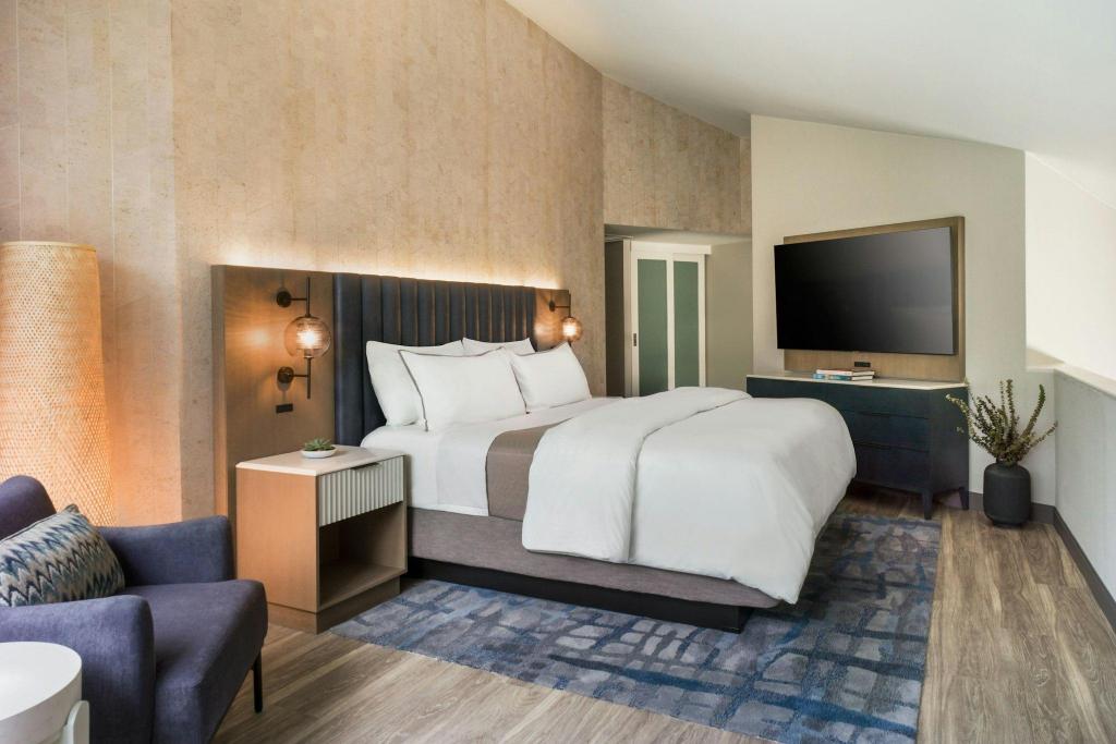 Renovated, Executive, Suite, King Bed, Bay View