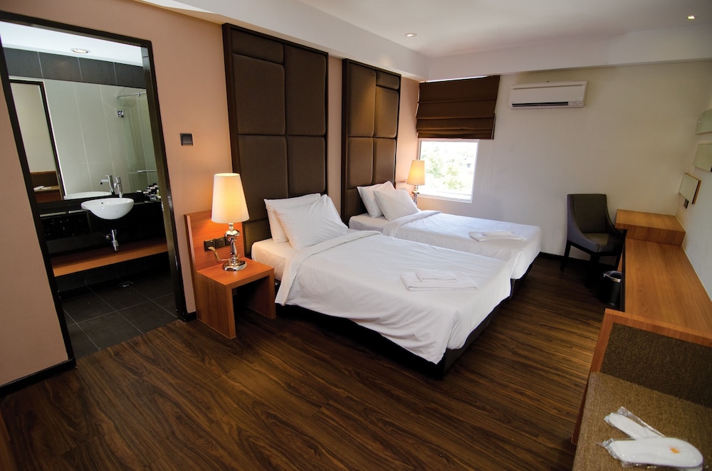C Haya Hotel 9/44