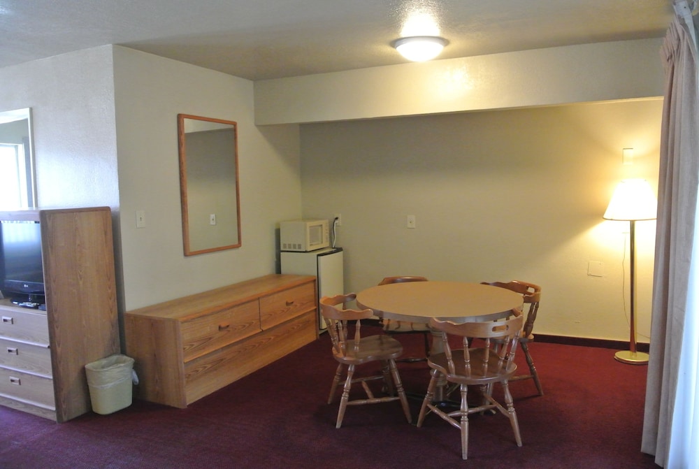 Vino Inn & Suites (ex Rancho Tee Motel) 40/63