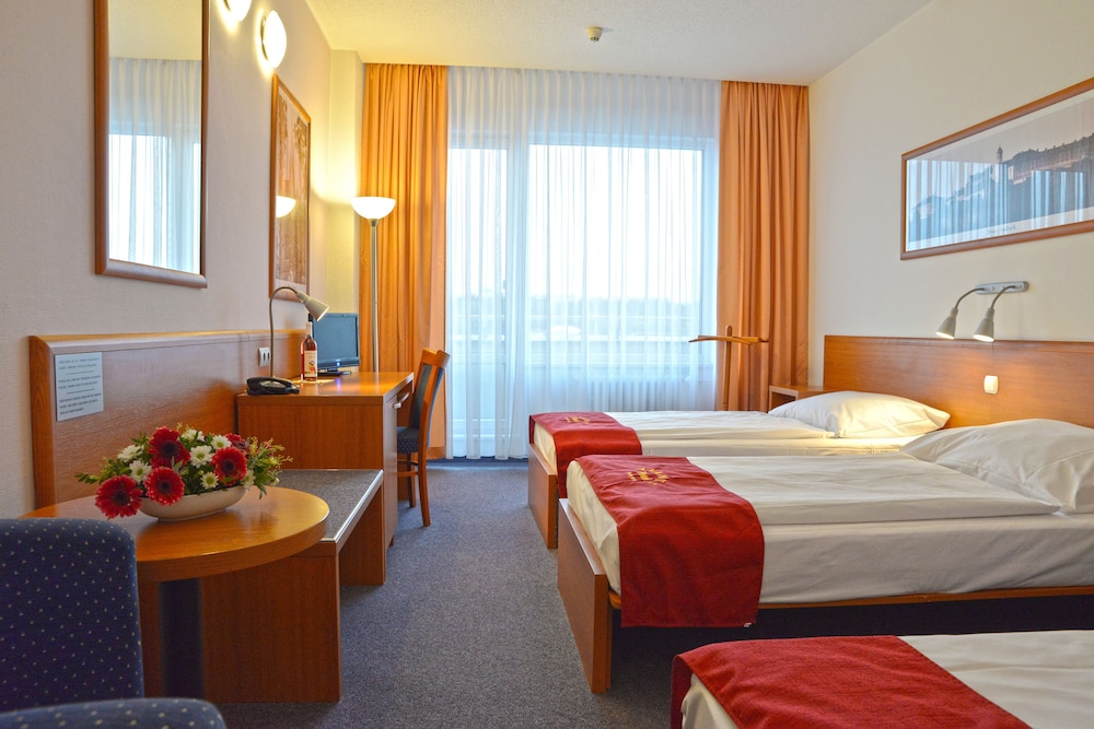 ROOM, TRIPLE, 3 BEDS, BALCONY