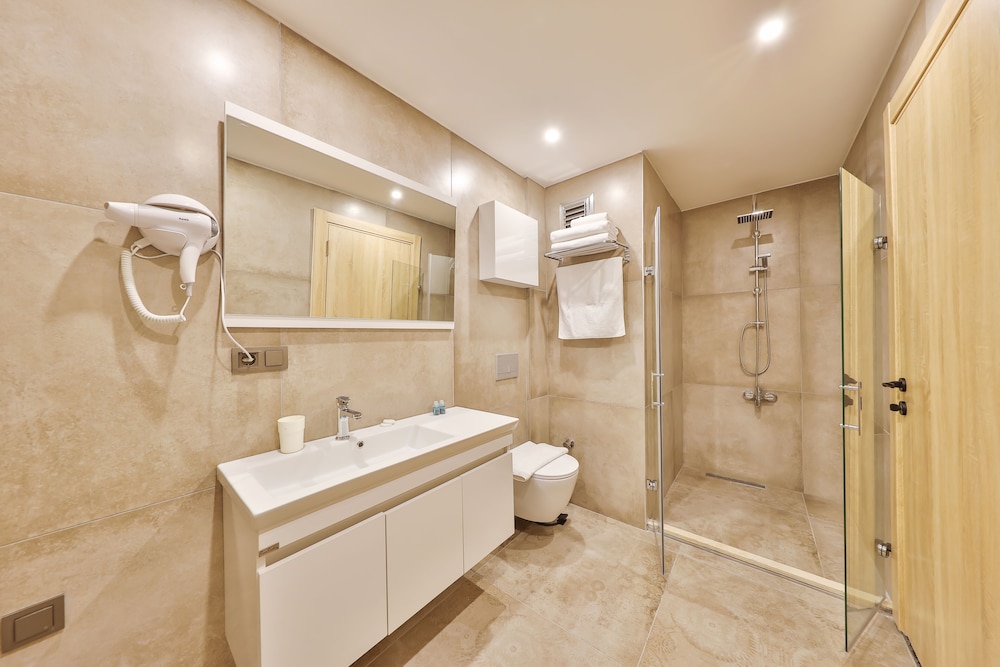 Thomas Suites 32/33