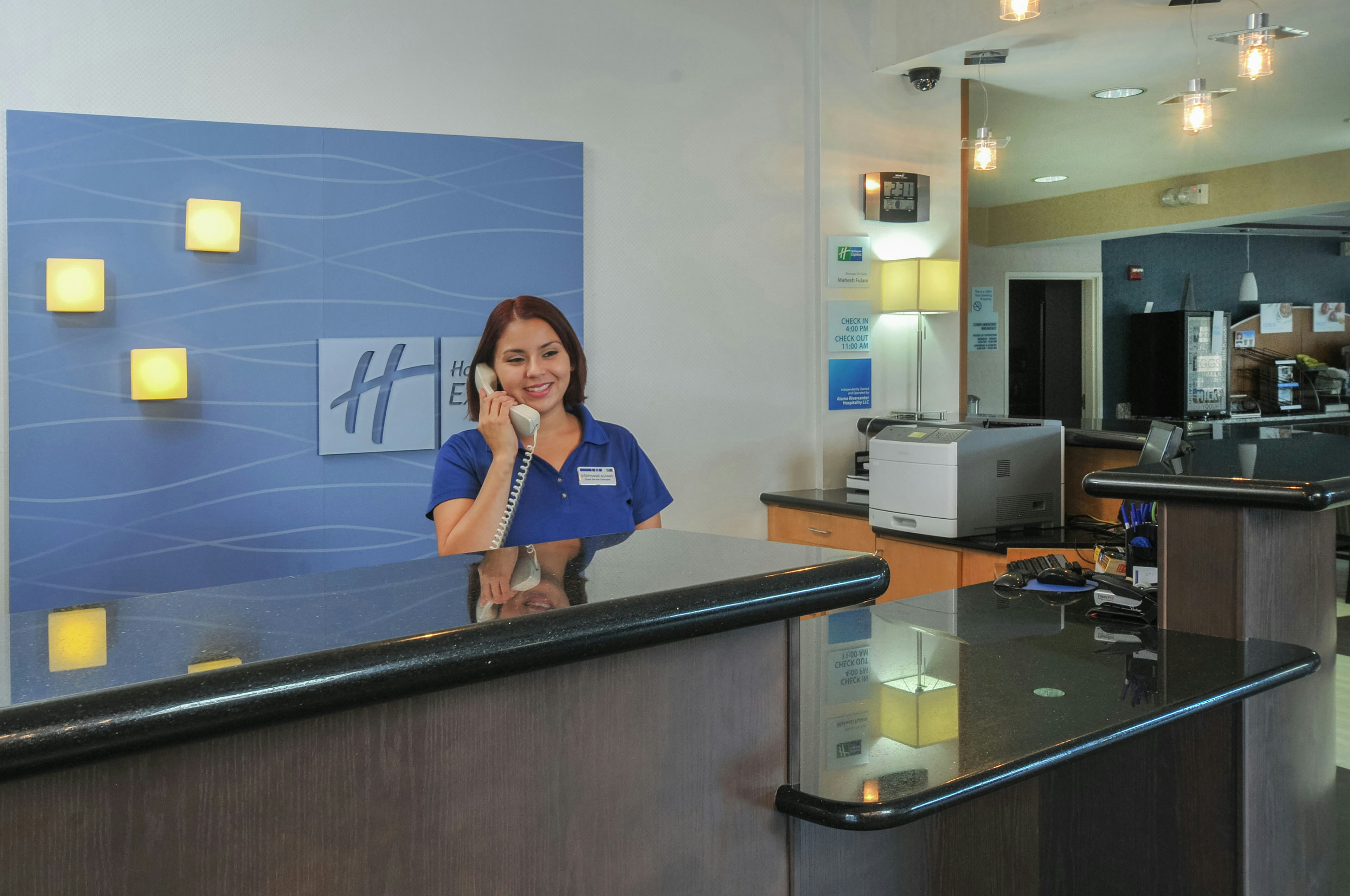 Holiday Inn Express & Suites San Antonio Rivercenter Area, an IHG Hotel 8/50