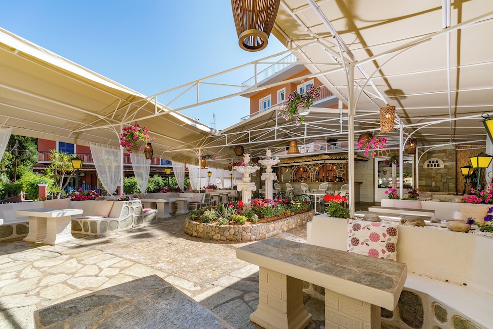 Sirena Beach Hotel 53/56