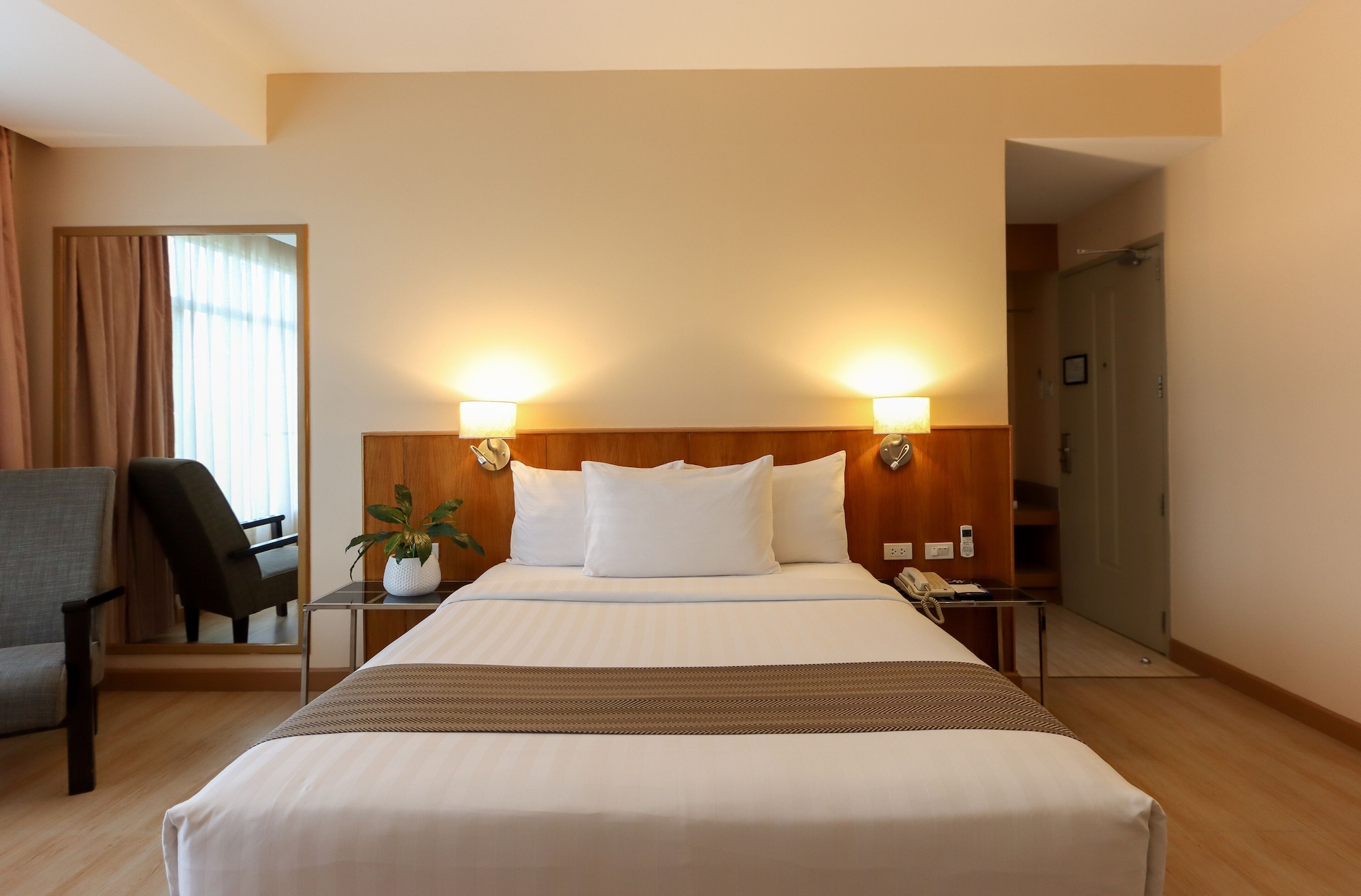 DELUXE, QUEEN BED