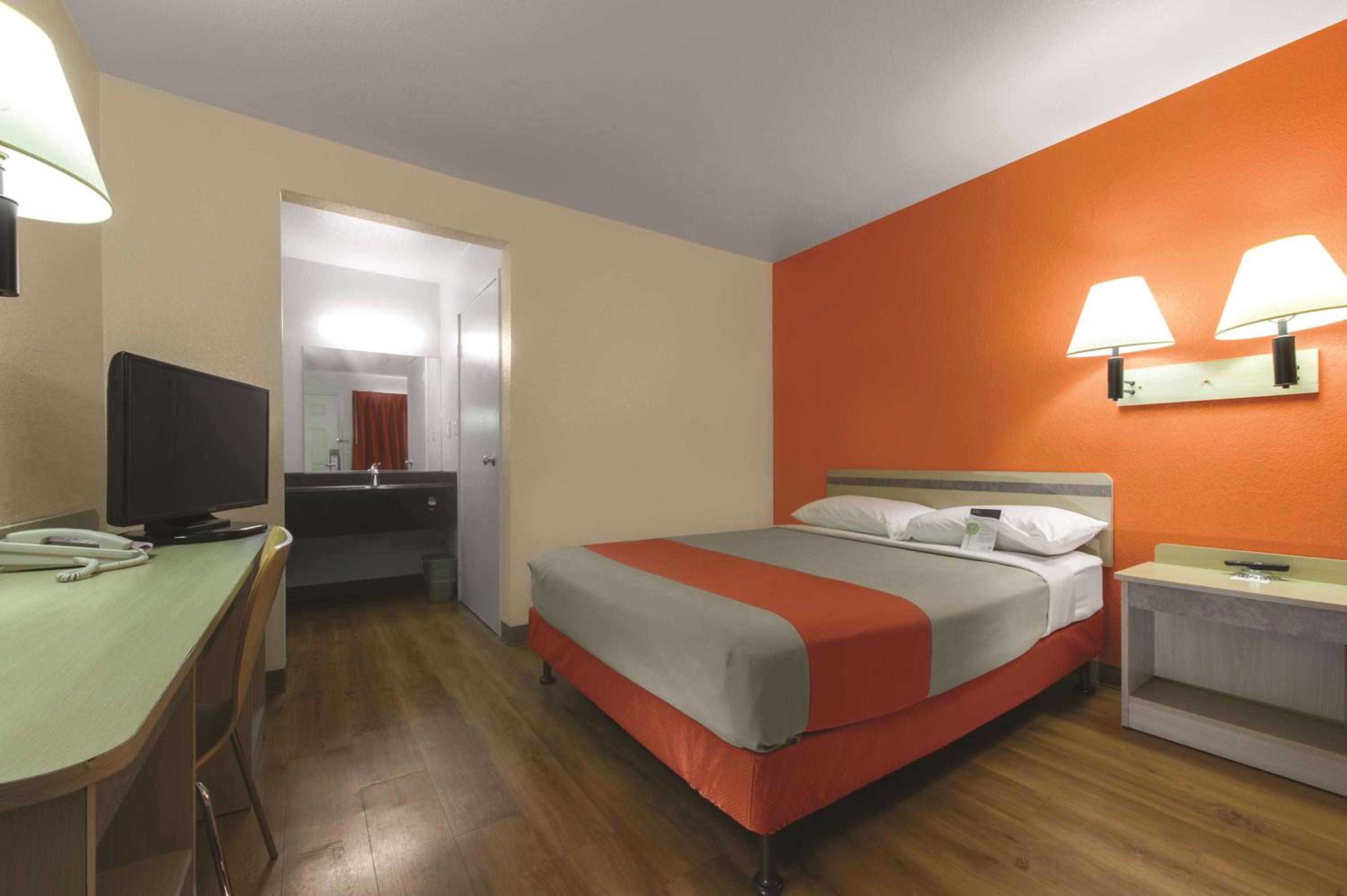 1 Queen Bed ADA/RI Shower