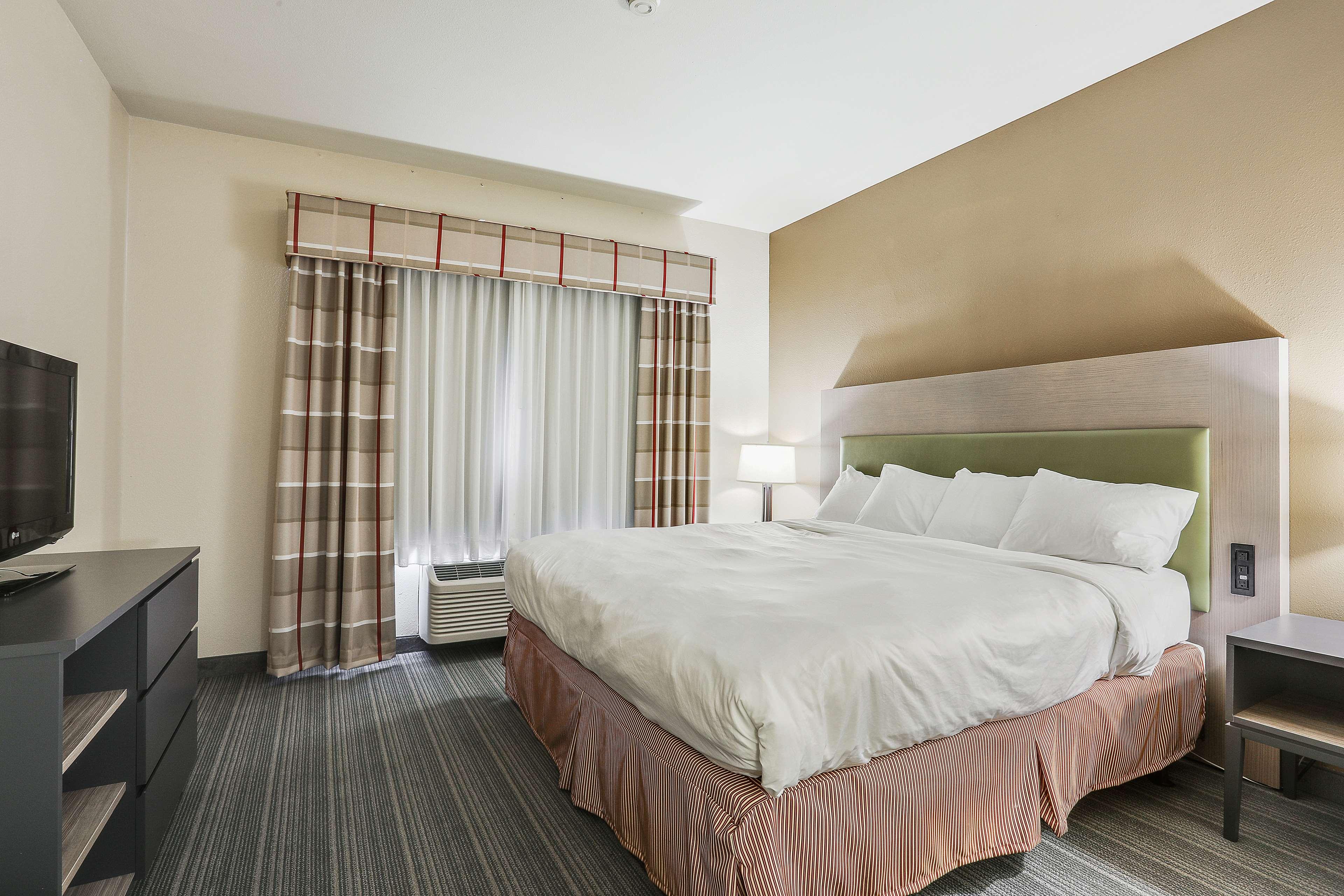 SUITE, KING BED