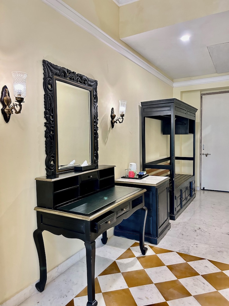Umaid Lake Palace 9/50