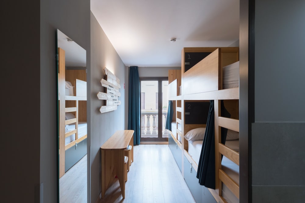 Yeah Barcelona Hostel 8/34