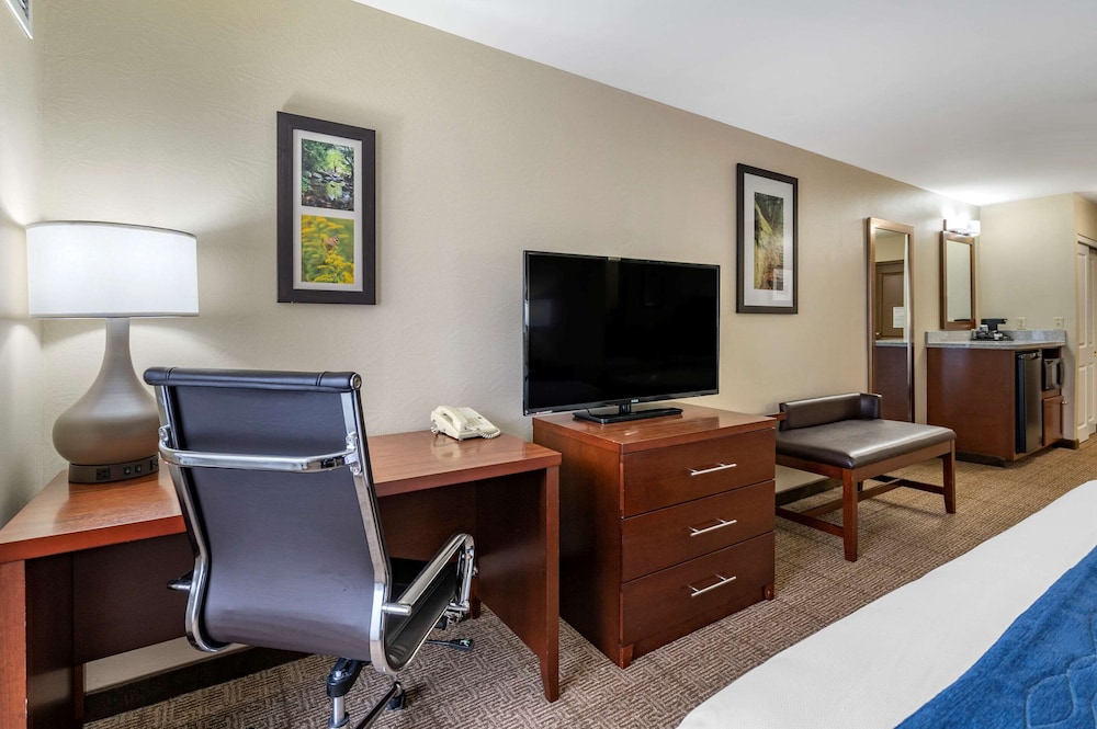 Comfort Inn & Suites Northern Kentucky 38/48