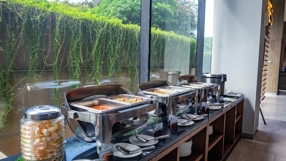 Hotel Ayola Lippo Cikarang 47/60