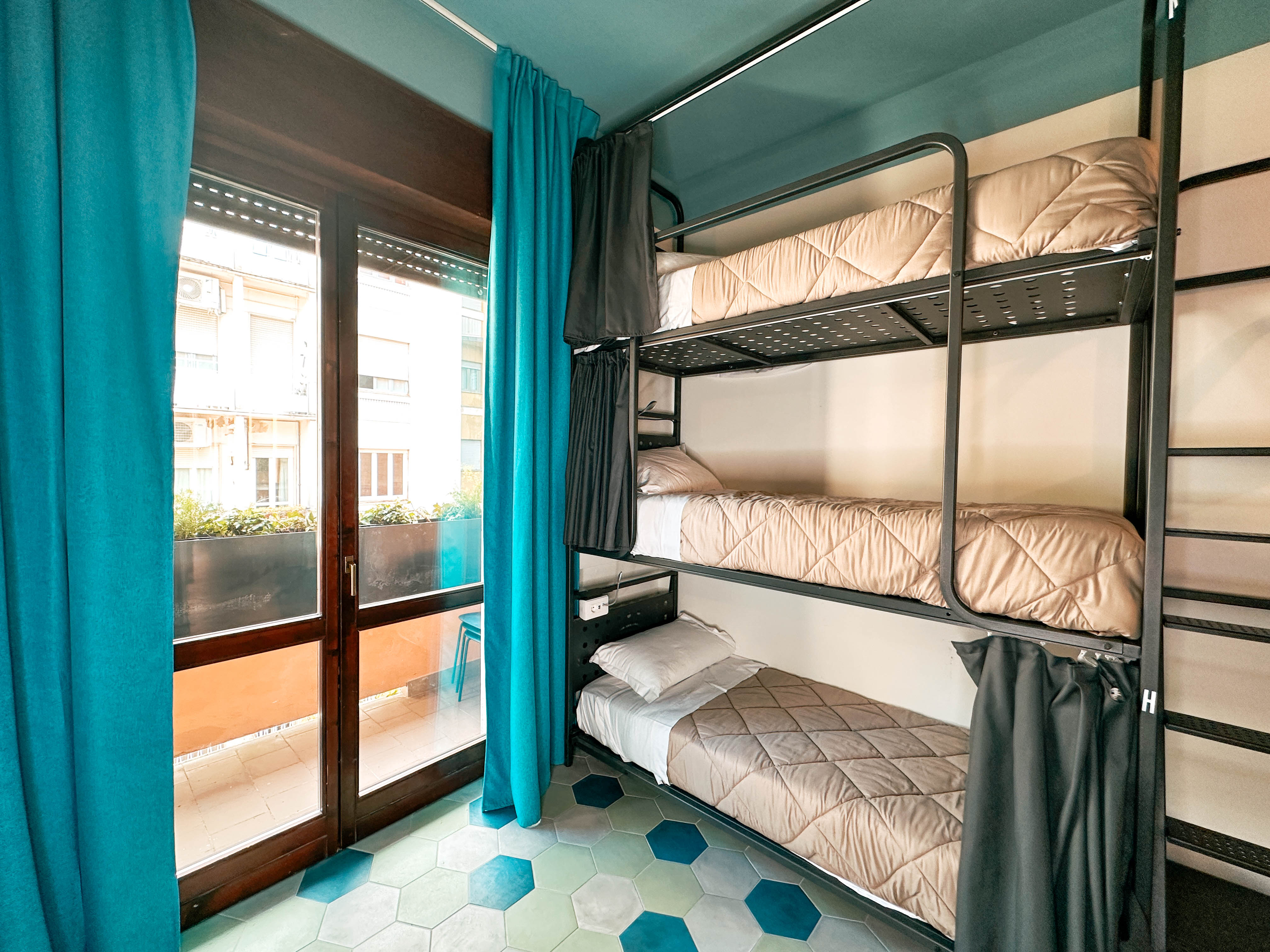 Mixed Dorm, 10 People