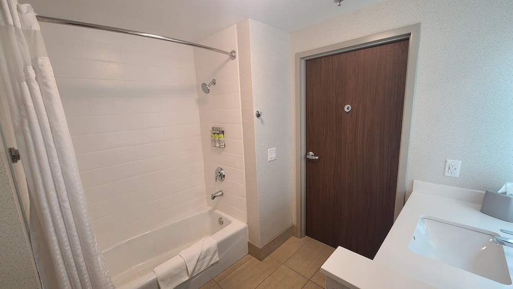 Holiday Inn Express and Suites Chico an IHG Hotel 20/66