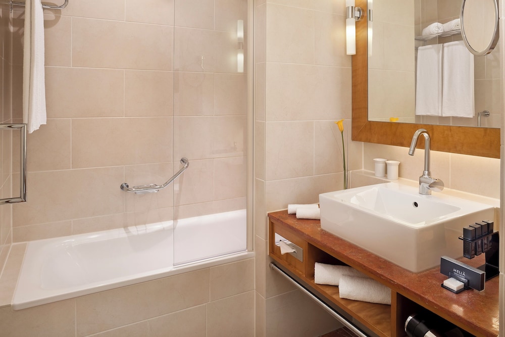 غرفة بريميوم بسريرين منفصلين بإطلالة على النهر، Melia Berlin 5/7