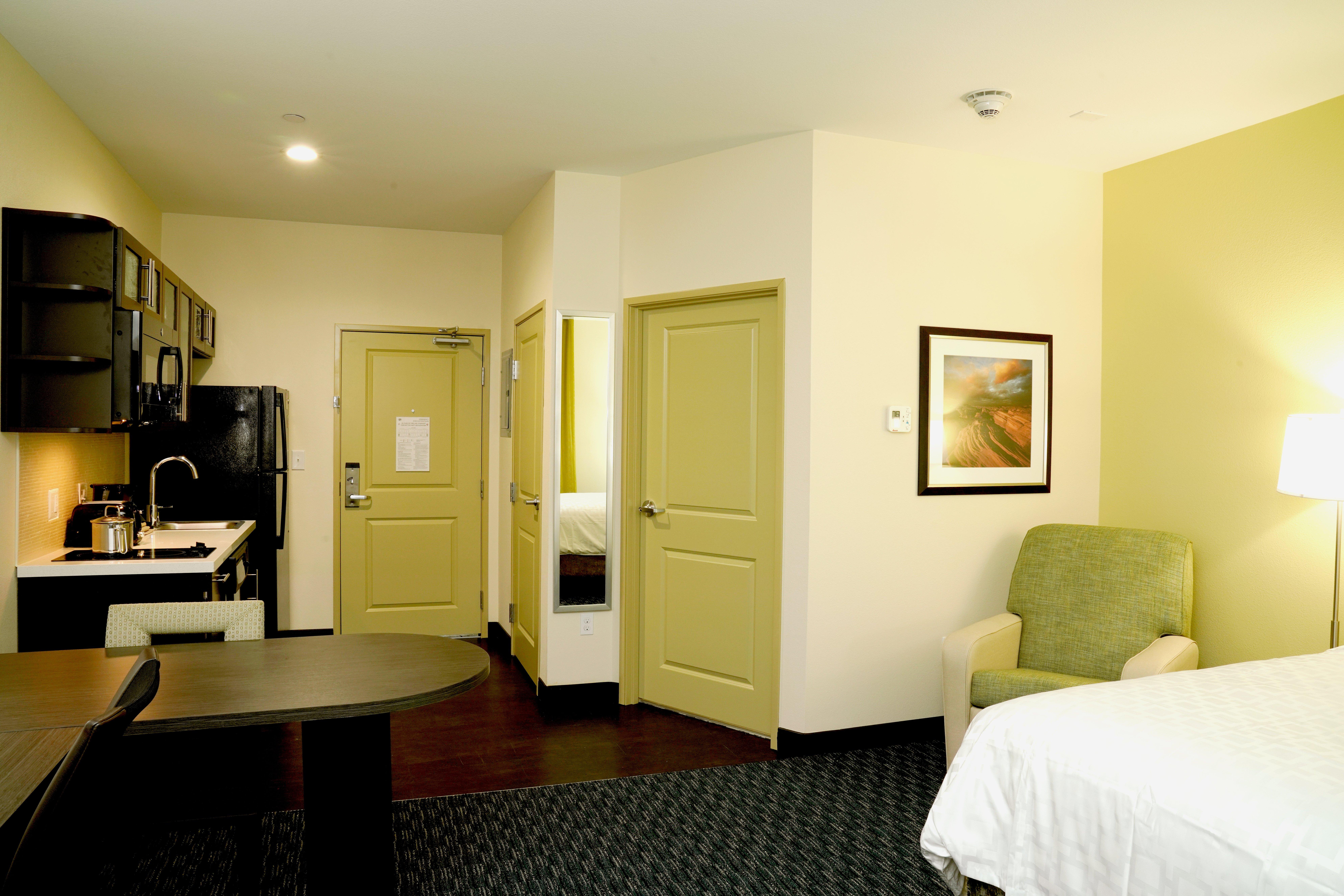 Studio, Queen Bed