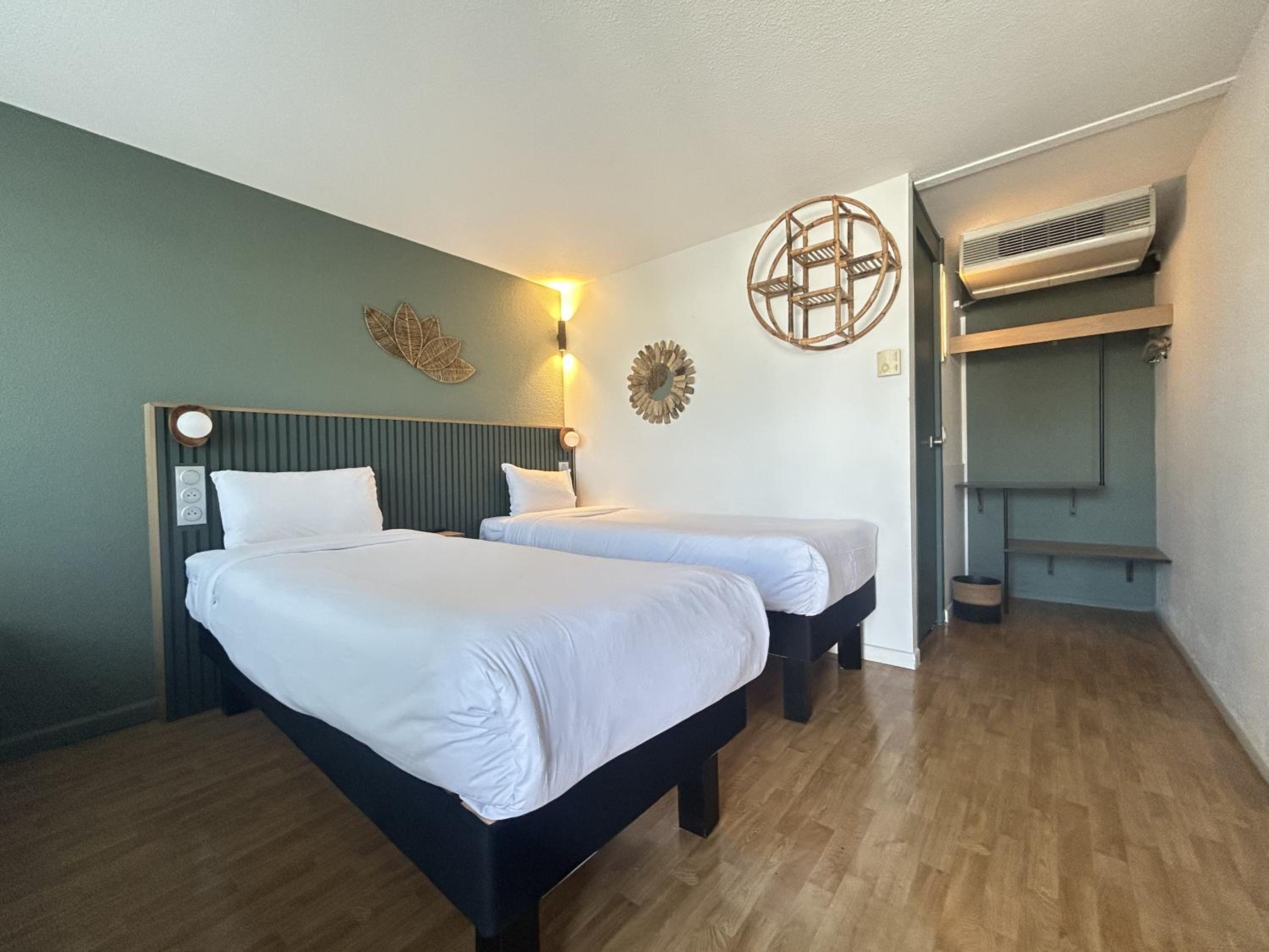 Pop, Family, 1 Queen and 3 Single Beds، greet Hotel Belleville en Beaujolais A6 4/10
