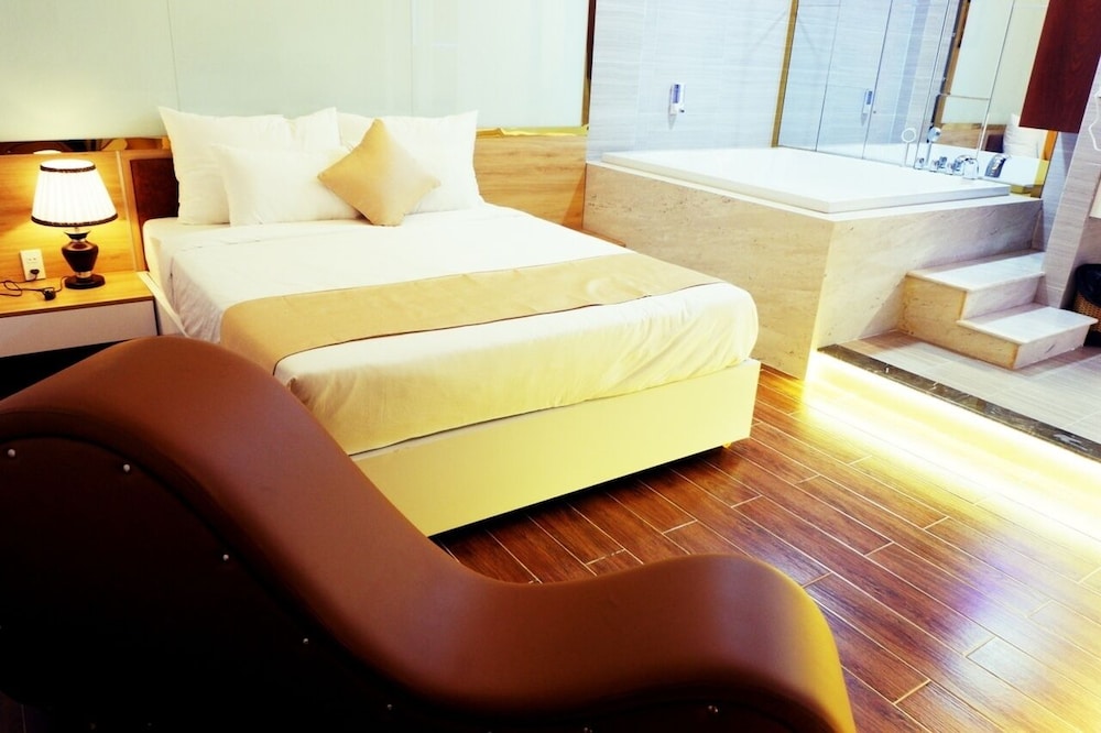 DELUXE, SINGLE, DOUBLE BED
