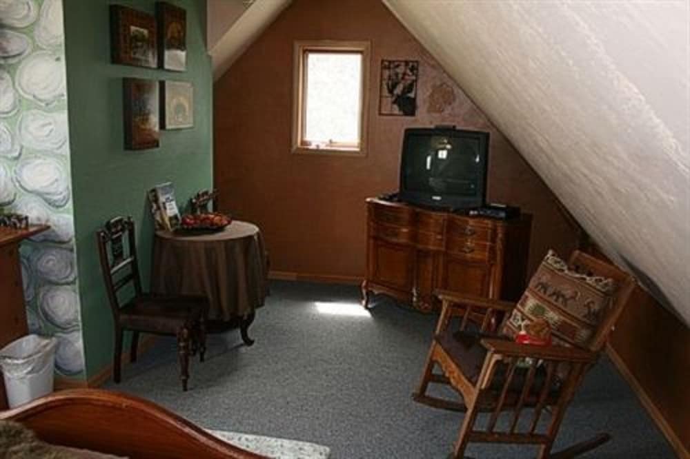 at the Waters Edge Bed &amp; Breakfast 50/61