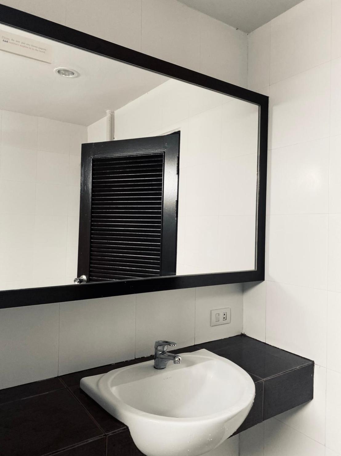 Standard, Twin Beds, J Hotel 2/2