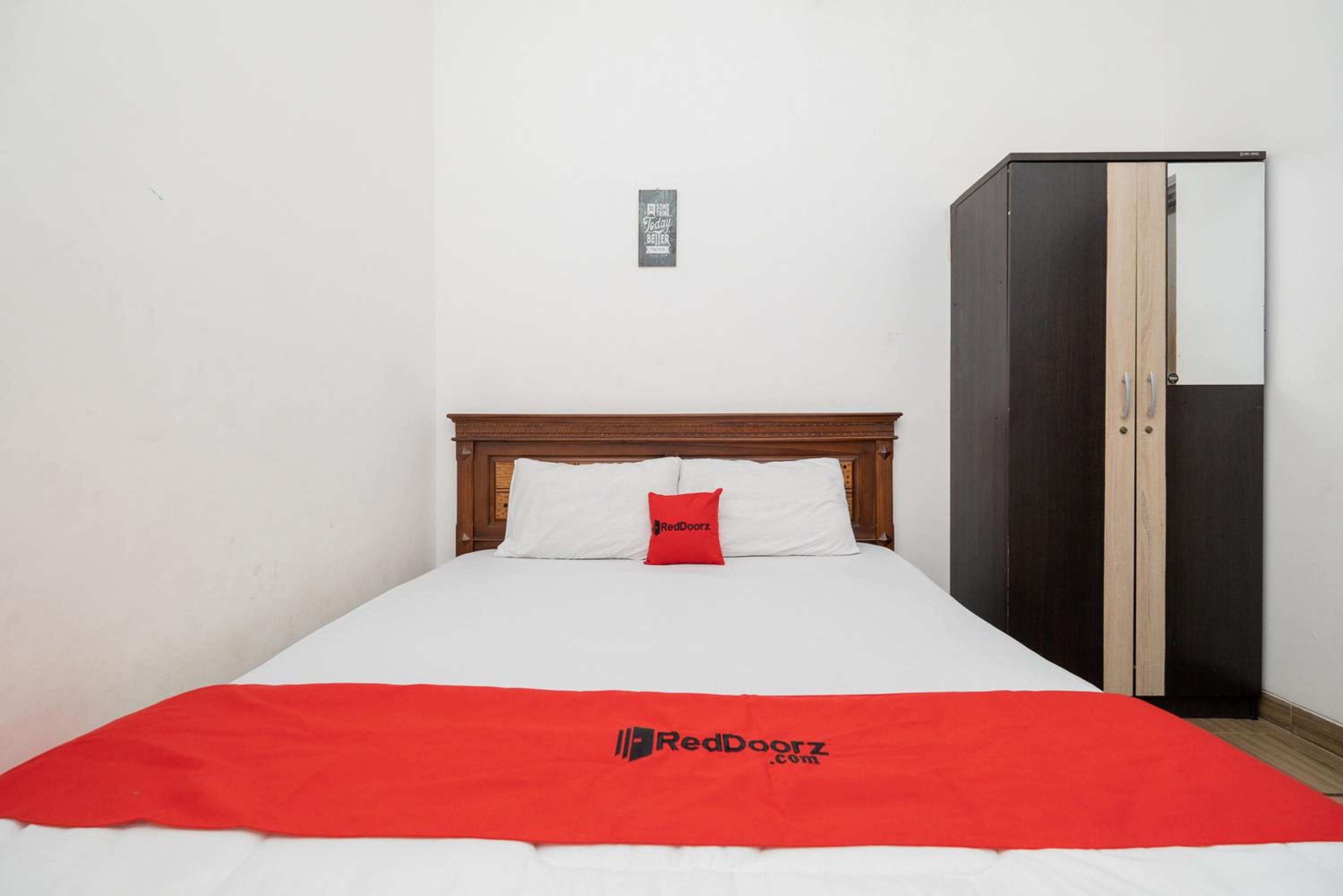 OYO Flagship 90524 Holistay Surabaya New 11/33