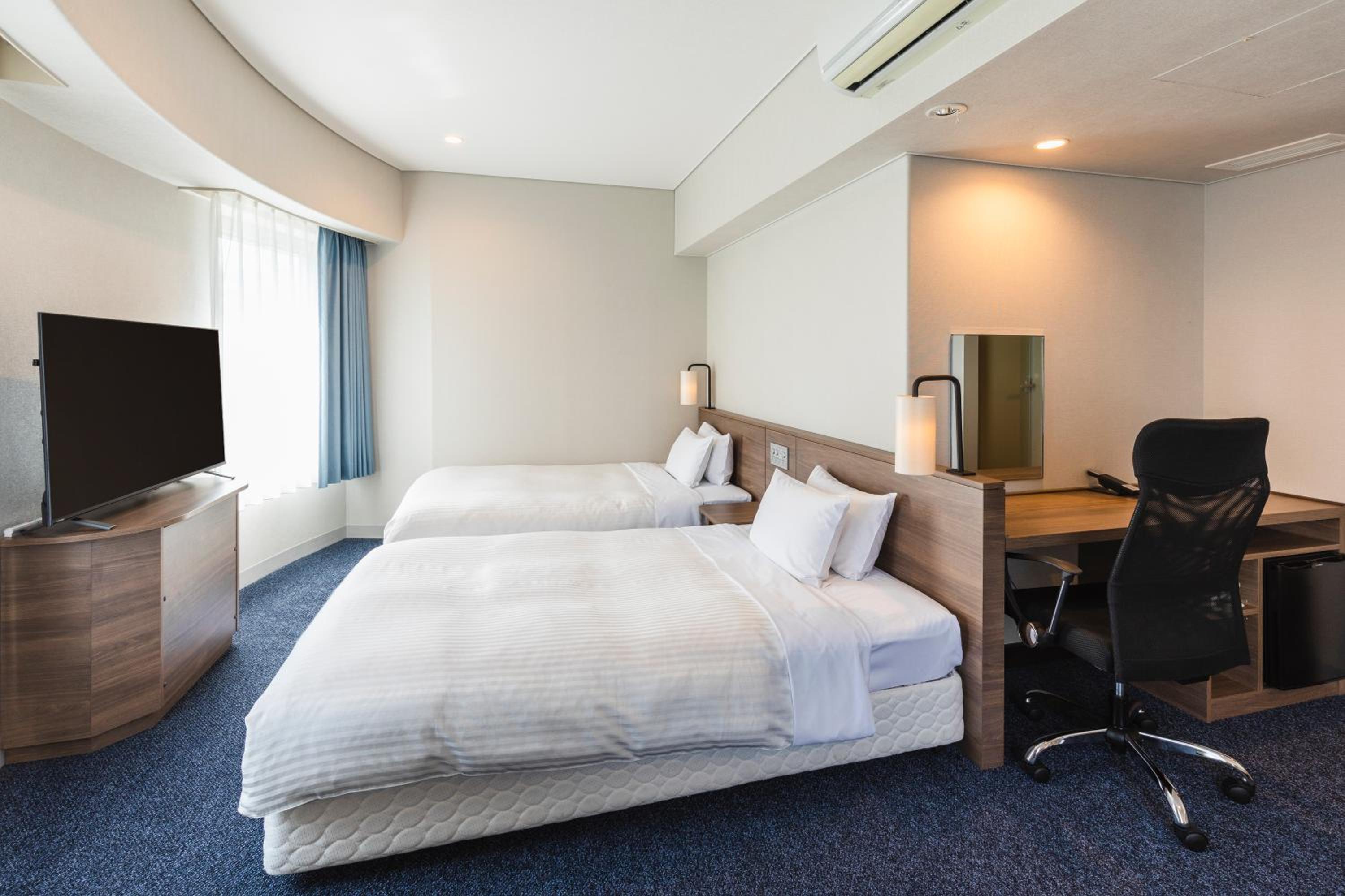 غرفة ثلاثية بسريرين منفصلين مع أريكة للمدخنين، Sotetsu Fresa Inn Tokyo-Toyocho 2/2