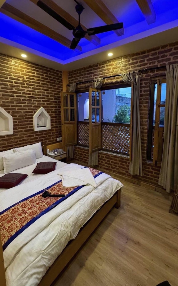 DELUXE, SINGLE, DOUBLE BED
