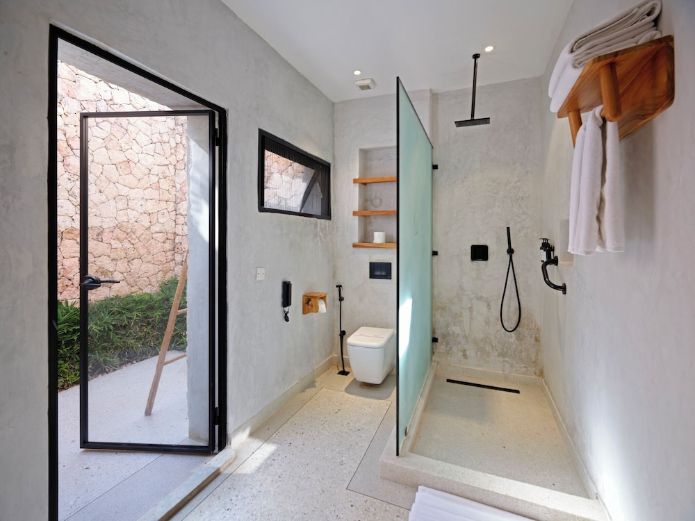Kwanza Resort by Sunrise 60/60