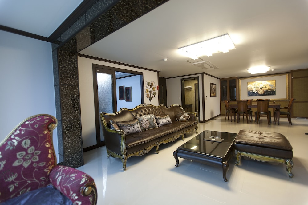 Tongyeong Anchovy Tourist Hotel 23/36