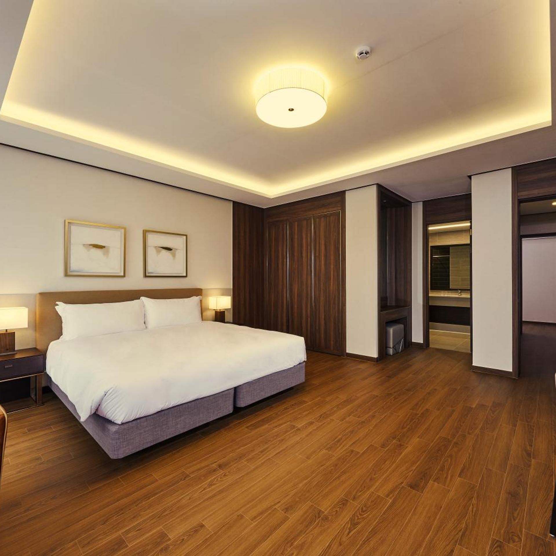 Royal, Suite