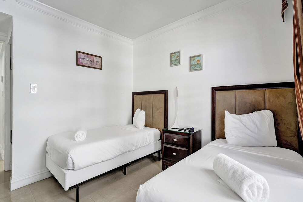 Condo, Beach, Resort, 4 Queen Beds, Sofa, Bathtub