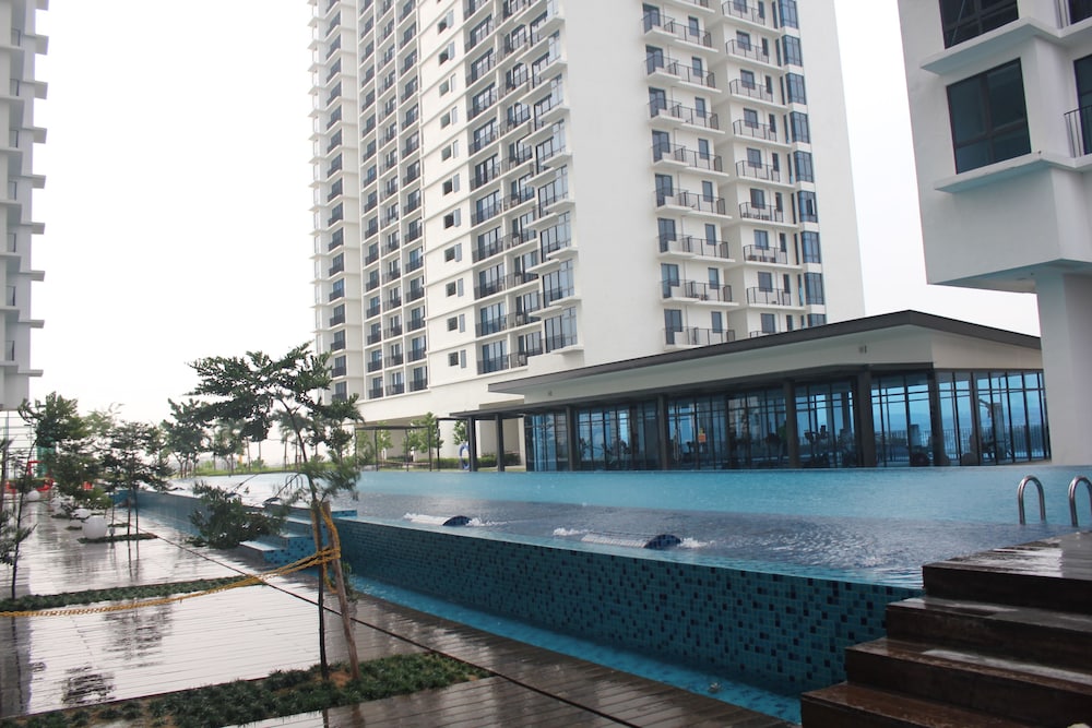 Dehouz – Trefoil Setia Alam Homestay 4/50
