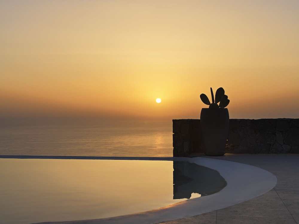 Cresanto Luxury Suites 55/60