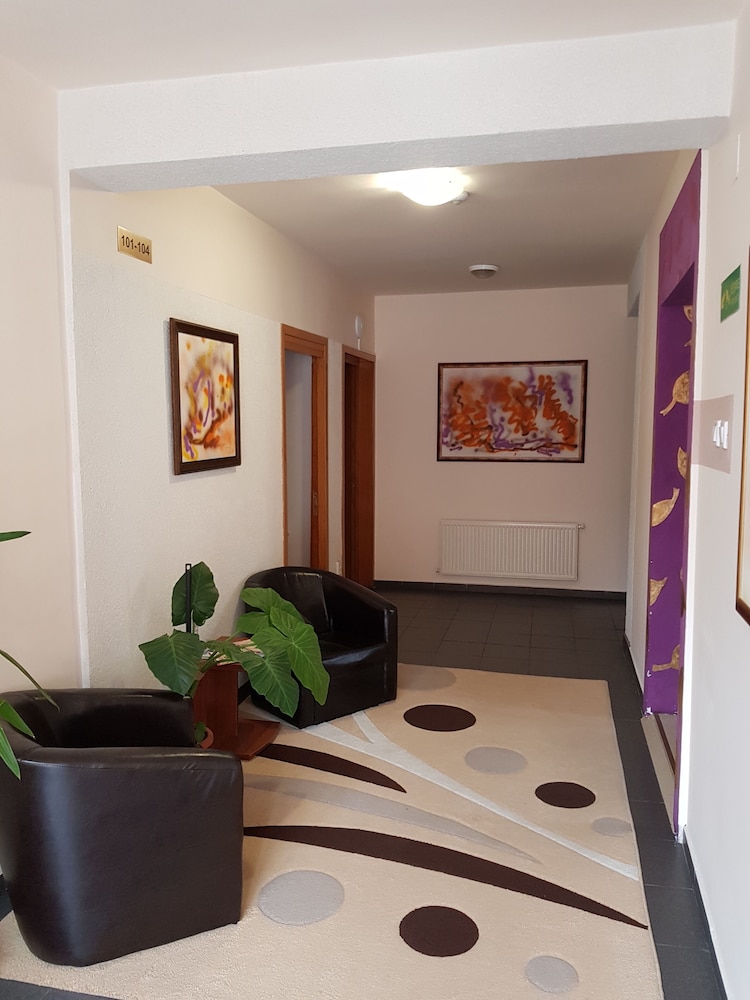 Tranzzit Hotel 35/44