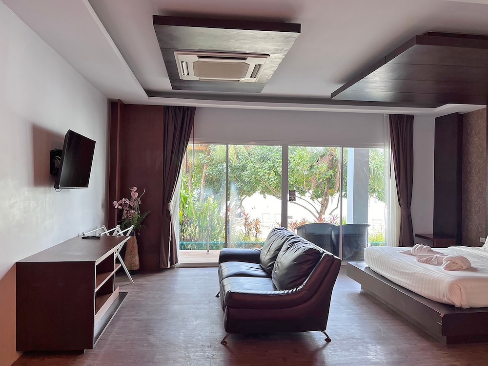 Phi Phi Cliff Beach Resort 24/69