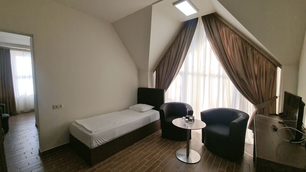 ROOM, TRIPLE