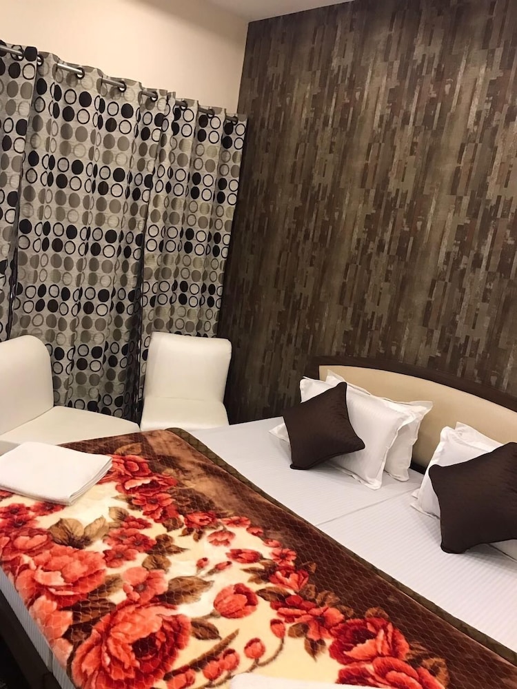 Hotel Sheela 16/53