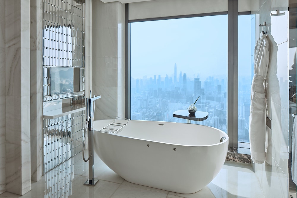 غرفة كبيرة بسرير كينج بإطلالة على المدينة، The St Regis Shenzhen 4/7