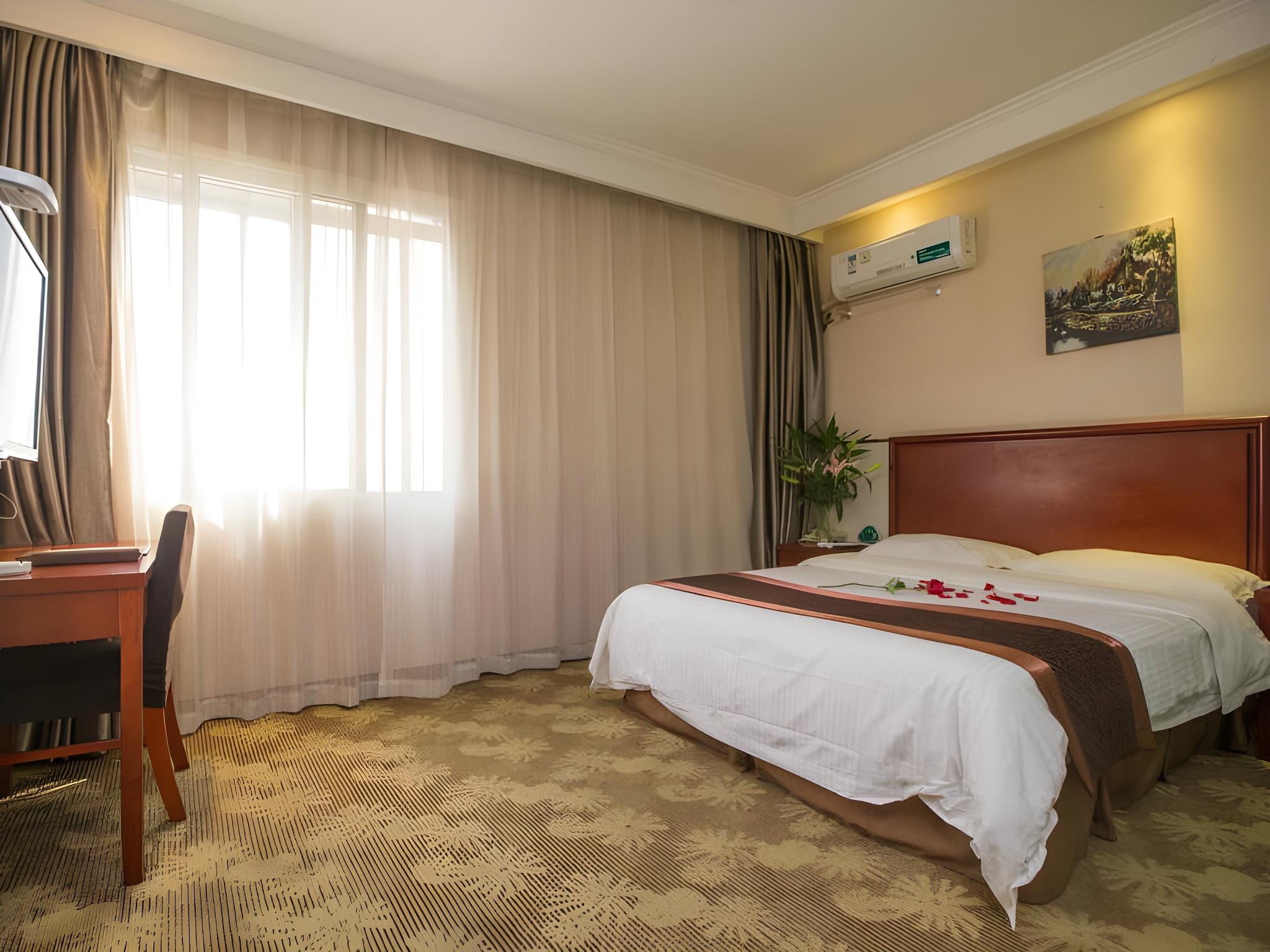 ROOM, QUEEN BED