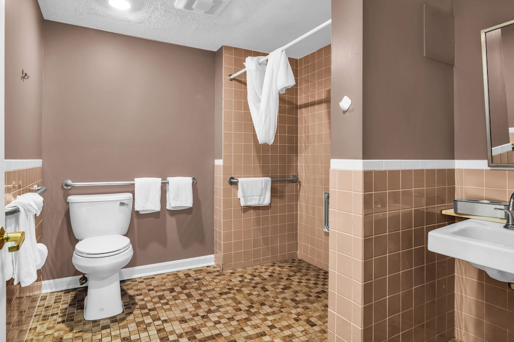 غرفة أساسية مفردة بسرير كينج لذوي الإعاقة، Knights Inn Danvers 7/8