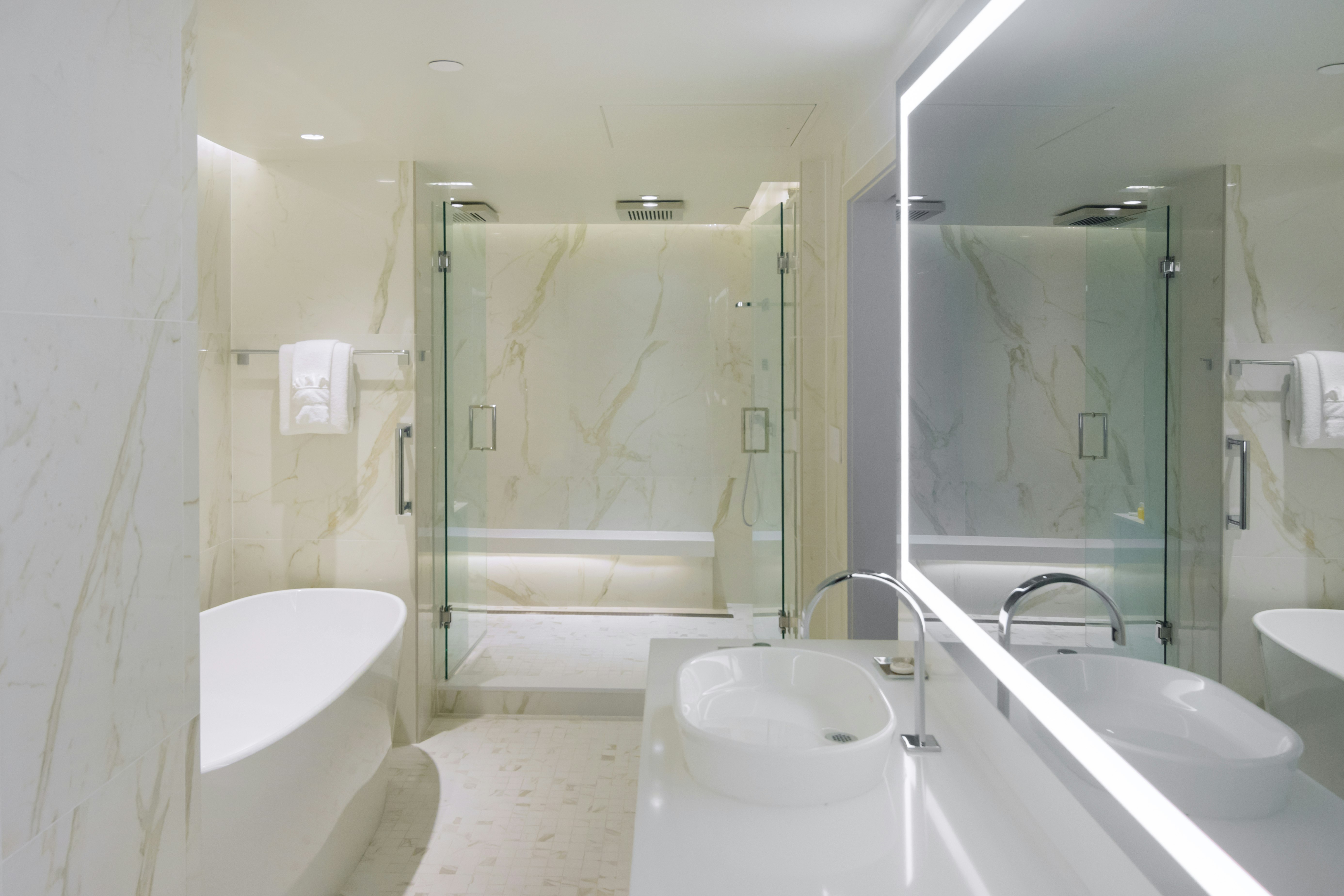 جناح رئاسي بسرير كينج، The Benson Portland, Curio Collection by Hilton 3/7