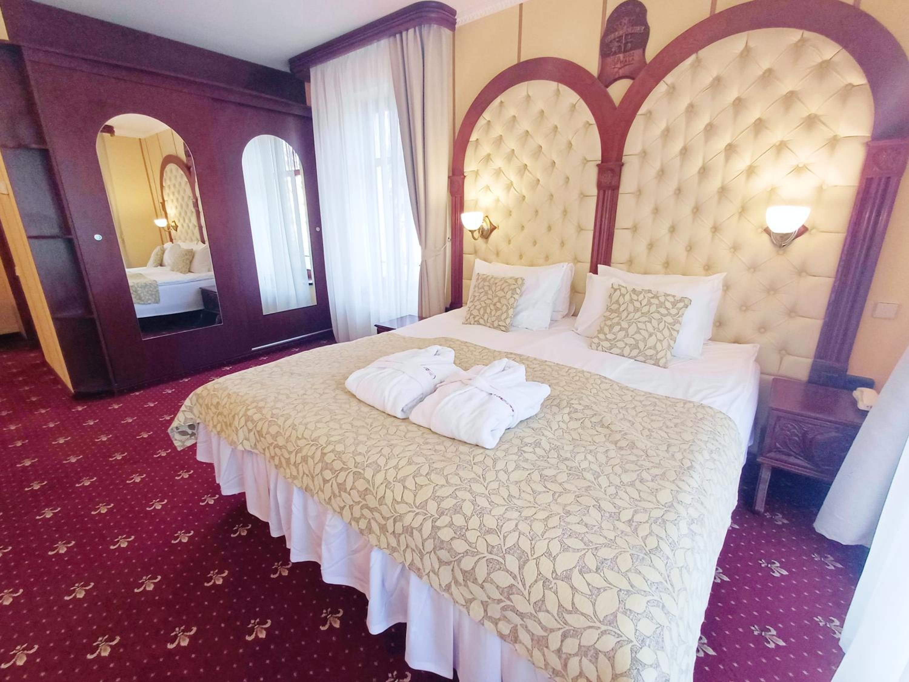 جناح جونيور، Pegasa Pils Hotel 4/6