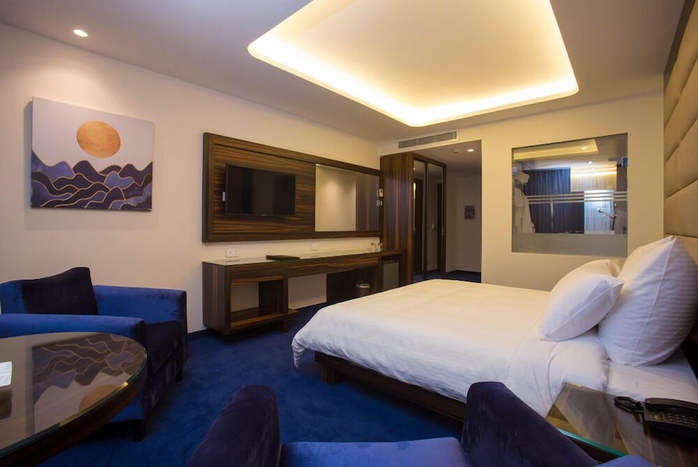 Opera Hotel 18/40