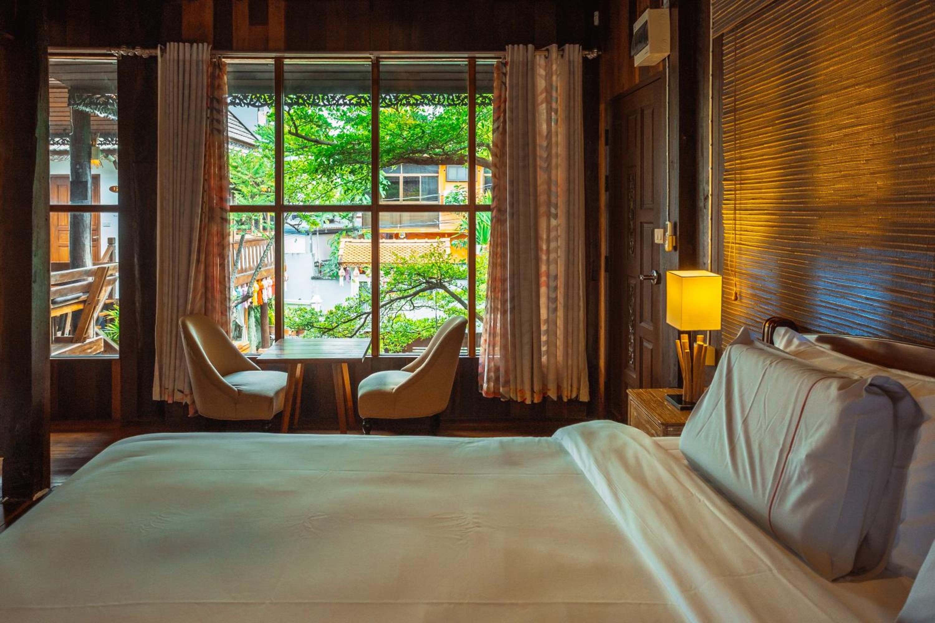 DELUXE, DOUBLE BED
