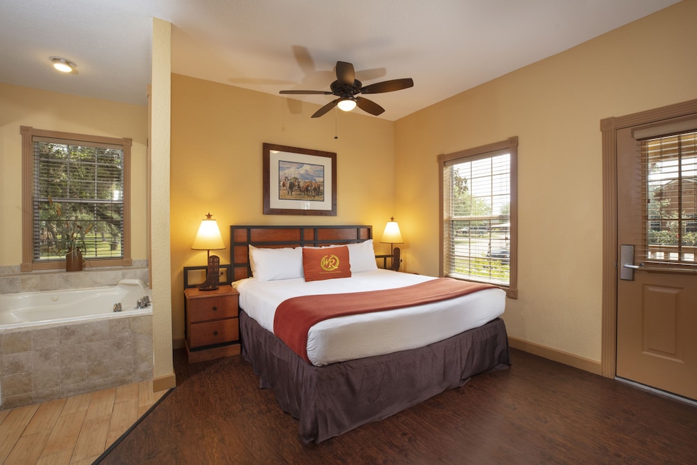 1 Bedroom, Grand, Saddle Club, Cabin, King Bed, Sofa