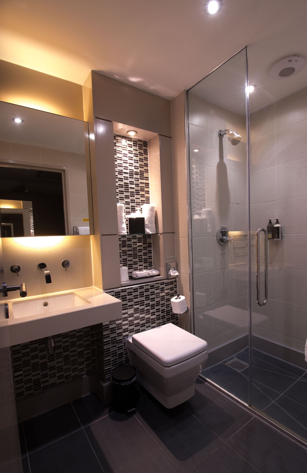 غرفة سوبيريور بسرير كينج، The Continental Hotel 4/4